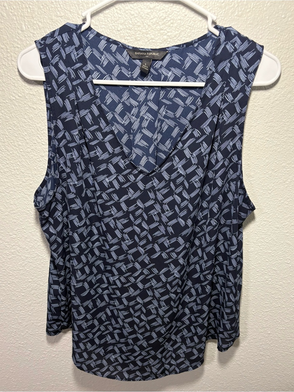 Banana Republic Navy and Light Blue Geometric V-Neck Tank Size Large